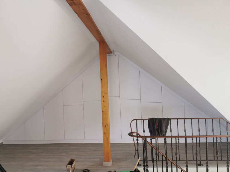Einbauschrank nach Maß unter einer Dachschräge